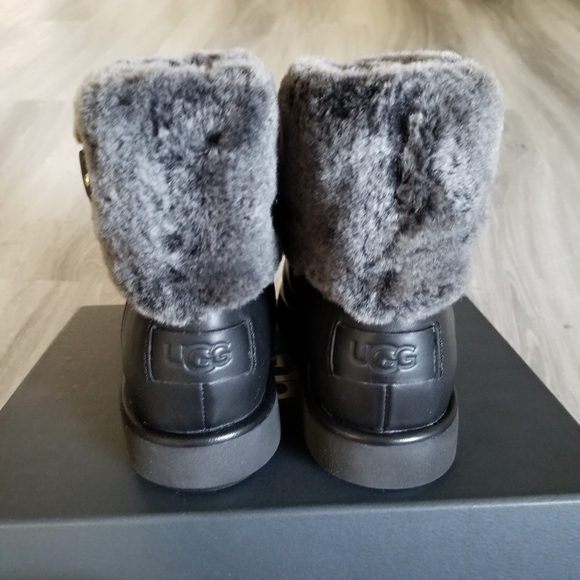 Berge Short Ugg Classic Mini Berge UGG CLASSIC SHORT BERGE DARK